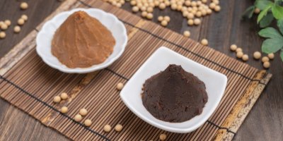 Tmavá a světlá miso pasta v miskách