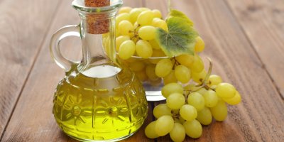 Hroznový olej v nádobě, hroznové víno