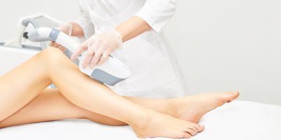 Profesionálka epiluje ženě nohy pomocí IPL laseru