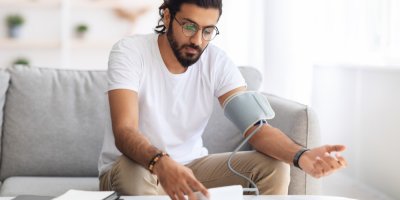 Mladý muž si měří tlak