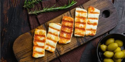 Grilovaný sýr Halloumi na dřevěném prkénku