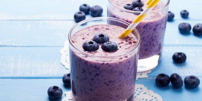 Dvě sklenice s borůvkovým smoothie