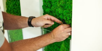 Muž tvoří mechovou dekoraci