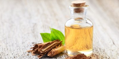 Skořicový olej ve skleněné lahvičce