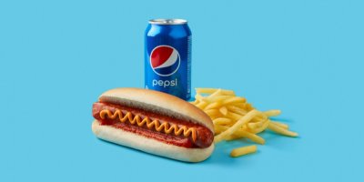 Hotdog, hranolky a plechovka Pepsi
