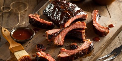Uzená žebra potřená marinádou
