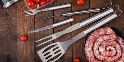 Sada na grilování na dřevěném stole