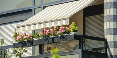 Balkon s otevřenou markýzou