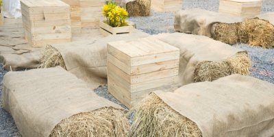 Posezení na zahradě ze slámy