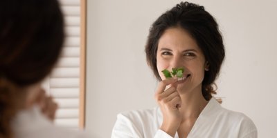 Žena s bylinkami před pusou