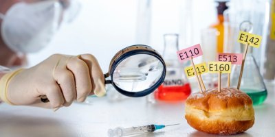 Vědec zkoumá v laboratoři složení koblihy