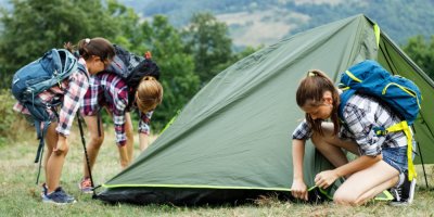 Pro turistické výlety volte raději skladné a lehké stany