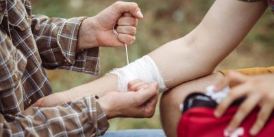 Záběr na zavazování obvazu na předloktí