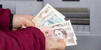 Člověk z bankomatu vybral dvě 500Kč bankovky, dvě 200Kč bankovky a jednu stovku