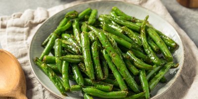Opepřené zelené fazolky na talíři