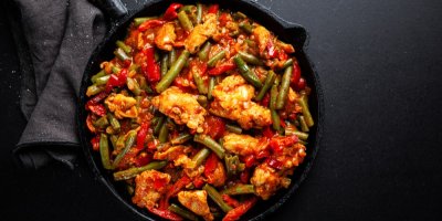 Zelené fazolky s kuřecím masem v rajčatové omáčce