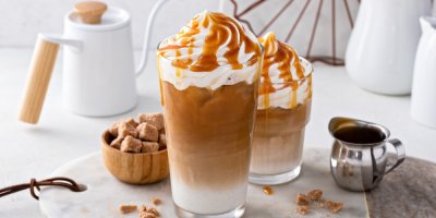 Ledová káva se šlehačkou a karamelem