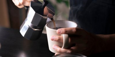 Příprava kávy v moka konvičce