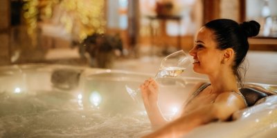 Žena relaxuje ve vířivce