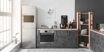 Lednice stojící u okna