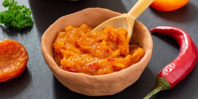 Meruňkové čatní v misce