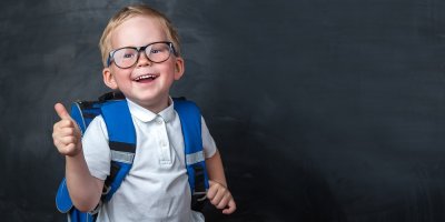 Usmívající se prvňák s batohem