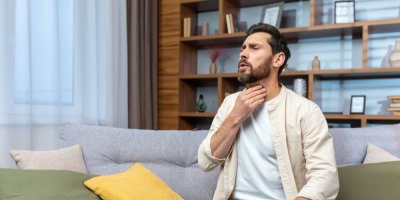 Muž se chytá za bolavý krk