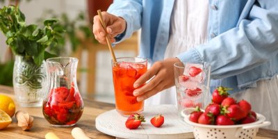 Žena připravuje jahodovou limonádu