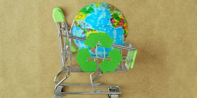 Malý globus v nákupním vozíku