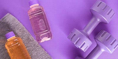 Funkční nápoje, činky, ručník a karimatka