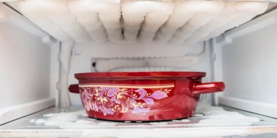 Červený hrnec v mrazáku