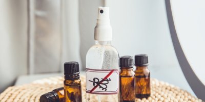 Domácí repelent ve skleněných lahvičkách a plastovém rozstřikovači 