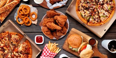 Smažené kuře, hranolky, pizzy, burgery, cibulové kroužky