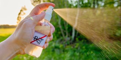 Člověk aplikuje domácí repelent