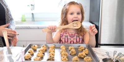 Holčička olizující vařečku od sušenkového těsta