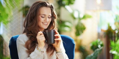 Žena drží hrnek s čajem