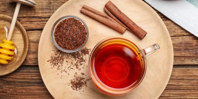 Šálek s čajem na tácu