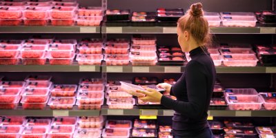 Žena nakupuje mleté maso v supermarketu