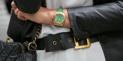 Žena s luxusními hodinkami