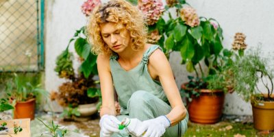 Žena vytváří roztok pro aplikaci na rostliny