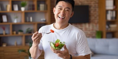 Člověk jí zeleninový salát