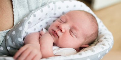 Dítě v zavinovačce