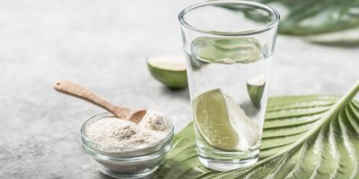 Kolagenový prášek v mističce, sklenice s vodou