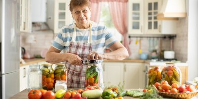 Žena zavařuje v kuchyni zeleninu