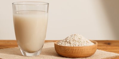 Sklenice rýžové vody a miska rýže