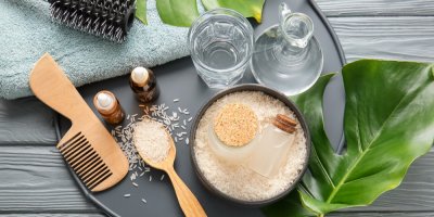 Kompozice rýžové vody, rýže a potřeb pro péči o krásu