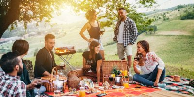 Skupina sedmi lidí si užívá piknik