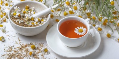 Léčivý heřmánkový čaj v šálku