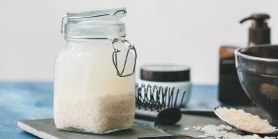 Sklenice rýžové vody na stole