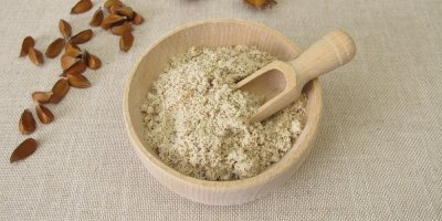 Bukvicová mouka v dřevěné misce